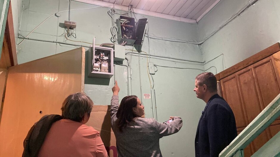 Жители аварийного дома в Мурманске ждут расселения, подвергаясь опасности